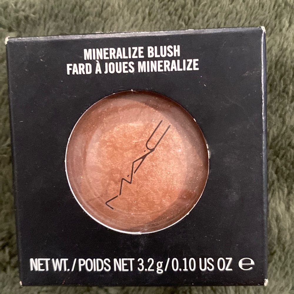 MAC Cosmetics Mineralize Blush in shade: Alpine Bronze.